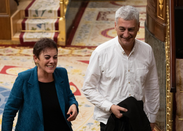 La portavoz de EH Bildu en el Congreso, Mertxe Aizpurua y el diputado de EH Bildu Oskar Matute