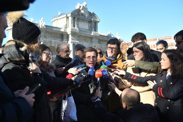 El alcalde de Madrid, José Luis Martínez-Almeida, ofrece declaraciones a los medios durante visita a la Puerta de Alcalá