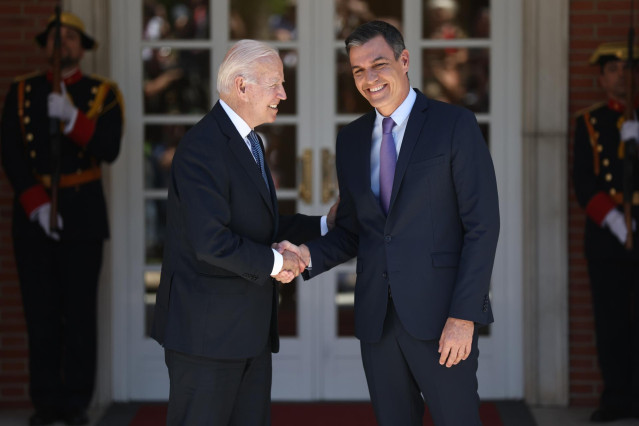 Archivo - El presidente de los Estados Unidos, Joe Biden (i), es recibido por el presidente del Gobierno, Pedro Sánchez (d), a su llegada a una reunión en el Palacio de La Moncloa, a 28 de junio de 2022, en Madrid (España). Joe Biden ha llegado a primera