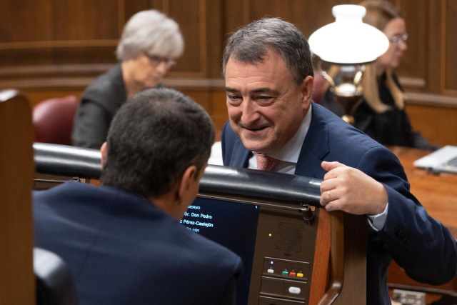 El presidente del Gobierno, Pedro Sánchez (i), conversa con el portavoz del PNV en el Congreso, Aitor Esteban (d)