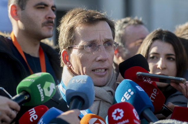 Archivo - El alcalde de Madrid, José Luis Martínez-Almeida, atiende a los medios de comunicación