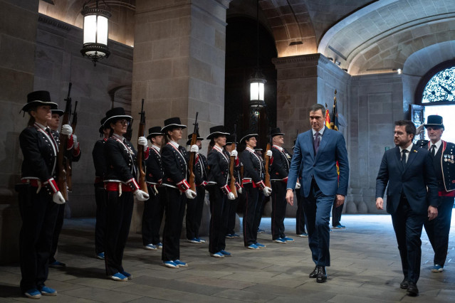 El presidente del Gobierno, Pedro Sánchez (c), y el president de la Generalitat de Catalunya, Pere Aragonès (2d), se reúnen en el Palau de la Generalitat, a 21 de diciembre de 2023, en Barcelona, Catalunya (España). Este es el primer encuentro entre ambos
