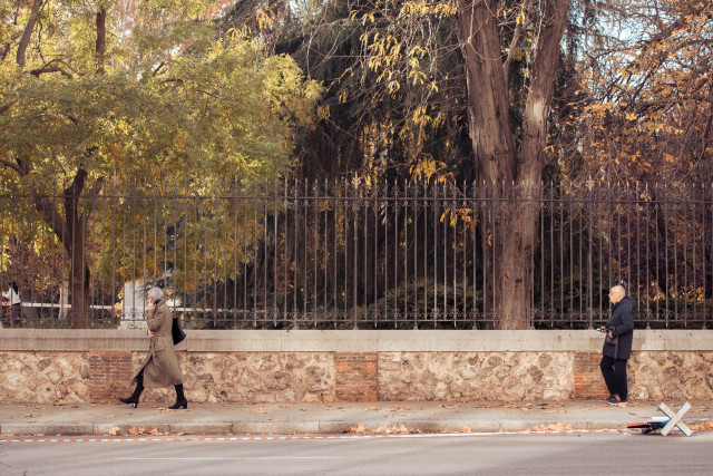 Dos personas ancianas caminando, en Madrid (España)
