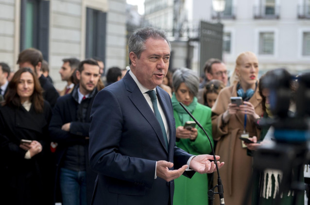 El secretario general del PSOE de Andalucía y portavoz en el Senado, Juan Espadas, atiende a medios a su llegada al acto de homenaje a la Constitución, en el Congreso, a 6 de diciembre de 2023.