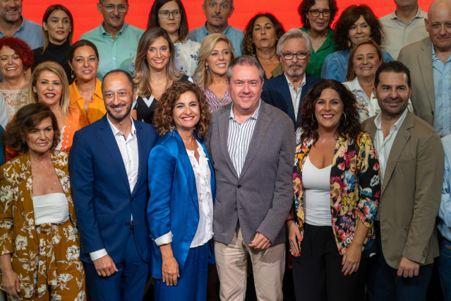 Archivo - El secretario general del PSOE-A, Juan Espadas (3d), la ministra de Hacienda, María Jesús Montero (3i), la diputada Carmen Calvo (1i ) y el vicepresidente primero del Congreso de lo Diputados, Alfonso Gómez de Celis (2i), en una foto de archivo.