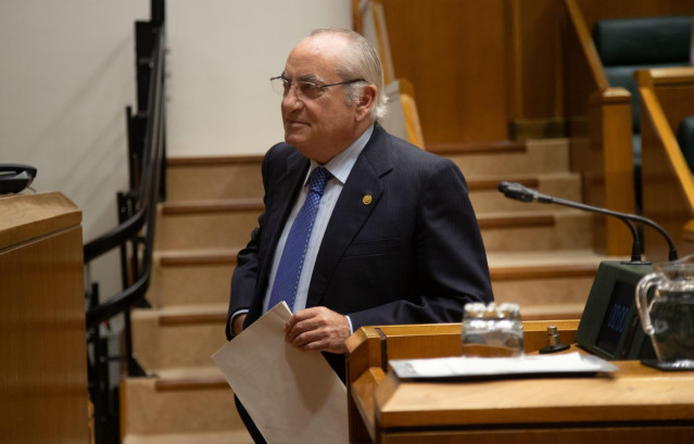 Archivo - Comparecencia ante el pleno para exponer el contenido de la nueva norma del consejero de Planificación Territorial, Vivienda y Transportes Iñaki Arriola