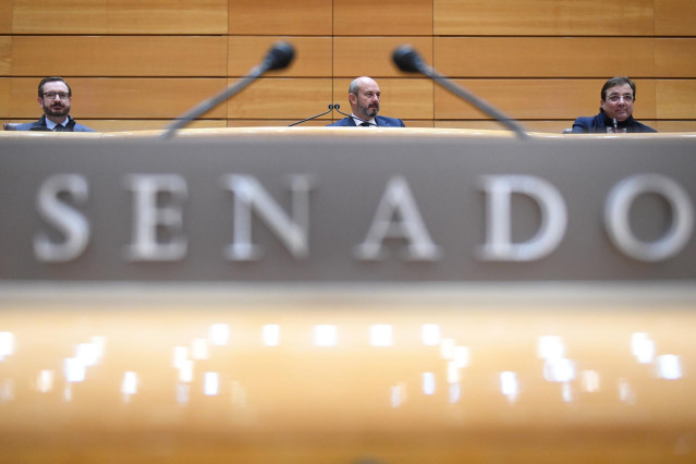 (I-D) El l vicepresidente primero de la Mesa del Senado, Javier Maroto; el presidente del Senado, Pedro Rollán y el vicepresidente segundo del Senado, Guillermo Fernández Vara, durante un pleno en el Senado, a 19 de diciembre de 2023, en Madrid (España).