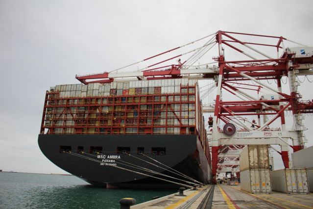 Archivo - Barco afectado por el bloqueo del Canal de Suez en el Puerto de Barcelona, el MSC Ambra