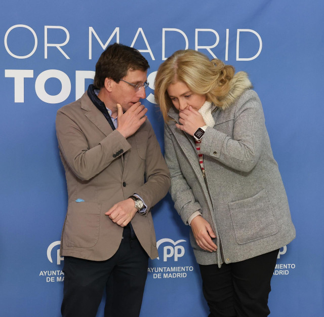 El alcalde de Madrid, José Luis Martínez-Almeida, acompañado por la vicesecretaria de sectorial del PP de Madrid, Inma Sanz, visita el mercado municipal de Tetuán