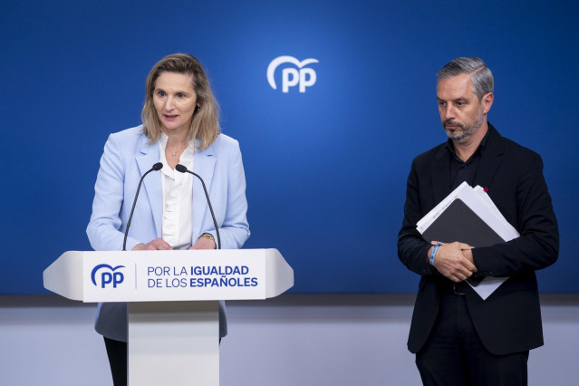La vicesecretaria de Desarrollo Sostenible del PP, Paloma Martín y el vicesecretario de Economía del PP, Juan Bravo, durante una rueda de prensa, en la sede del Partido Popular, a 26 de diciembre de 2023, en Madrid (España). Durante la comparecencia, han