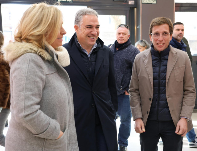 El alcalde de Madrid, José Luis Martínez-Almeida (1d), acompañado por el vicesecretario de Coordinación Autonómica y Local y Análisis electoral del PP, Elías Bendodo (2i), y por la vicesecretaria de sectorial del PP de Madrid, Inma Sanz (1i), visita el me