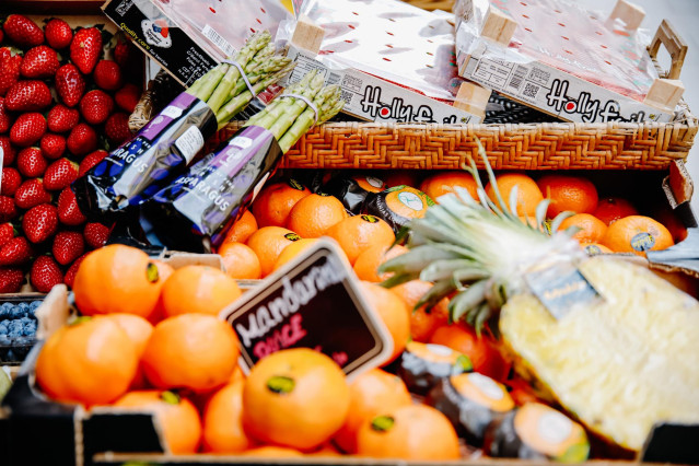 Archivo - Piezas de frutas y hortalizas en la frutería 'Vitaminas',