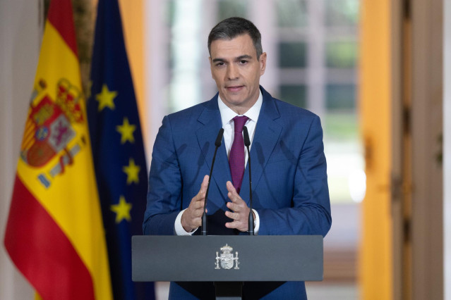 El presidente del Gobierno, Pedro Sánchez, comparece para explicar el decreto que prorroga el escudo social tras una rueda de prensa posterior a la reunión del Consejo de Ministros, en el Palacio de la Moncloa, a 27 de diciembre de 2023, en Madrid (España