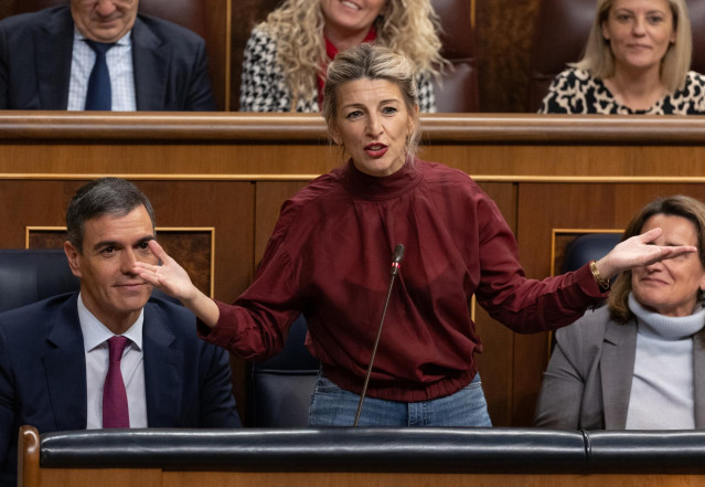 La vicepresidenta segunda y ministra de Trabajo, Yolanda Díaz, interviene durante una sesión de control al Gobierno, en el Congreso de los Diputados, a 20 de diciembre de 2023, en Madrid (España).