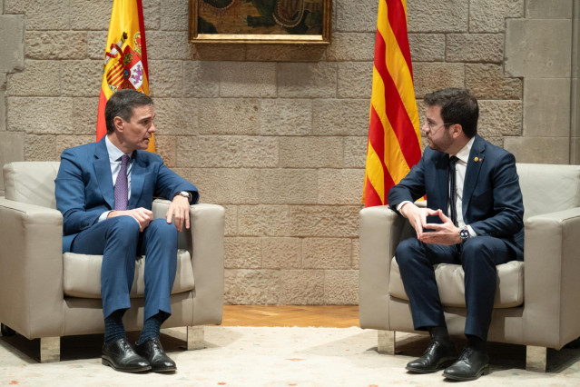 El presidente del Gobierno, Pedro Sánchez (i), y el president de la Generalitat de Catalunya, Pere Aragonès (d), se reúnen en el Palau de la Generalitat, a 21 de diciembre de 2023, en Barcelona, Catalunya (España).