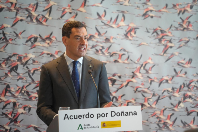 El presidente de la Junta de Andalucía, Juanma Moreno, durante la rueda de prensa tras la firma del acuerdo del protocolo del Parque Nacional de Doñana. A 27 de noviembre de 2023, en Almonte (Huelva). (Foto de archivo).
