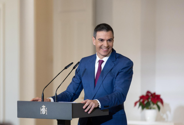 El presidente del Gobierno, Pedro Sánchez, comparece para explicar el decreto que prorroga el escudo social tras una rueda de prensa posterior a la reunión del Consejo de Ministros, en el Palacio de la Moncloa, a 27 de diciembre de 2023, en Madrid (España