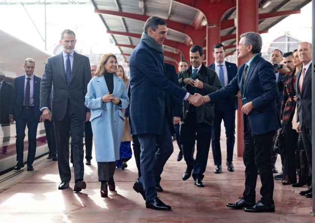 Archivo - El presidente del Gobierno de España, Pedro Sánchez (4i), saluda al hasta ahora secretario de Estado de Transportes, Movilidad y Agenda Urbana y presidente de Enaire Pedro Saura (2d), a su llegada a la inauguración de la línea de AVE Madrid-Murc
