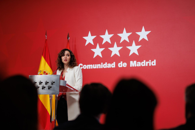 La presidenta de la Comunidad de Madrid, Isabel Díaz Ayuso, durante una rueda de prensa tras una reunión del Consejo de Gobierno de la Comunidad de Madrid, a 27 de diciembre de 2023, en Madrid (España). Ayuso ha anunciado hoy que va a solicitar al Gobiern