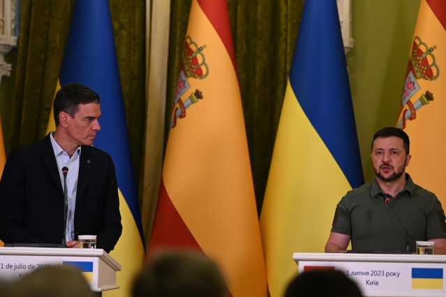 Archivo - El presidente del Gobierno, Pedro Sánchez, y el de Ucrania, Volodimir Zelenski, en una rueda de prensa conjunta