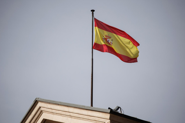 La bandera de España en la fachada