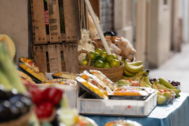 Archivo - Varias frutas expuestas en el exterior de una frutería