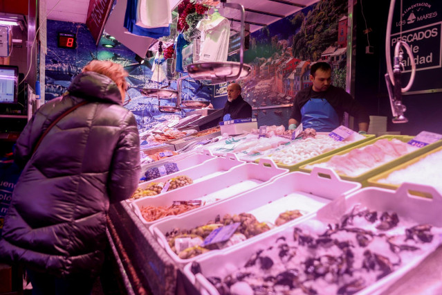 Archivo - Una mujer comprando alimentos en el mercado