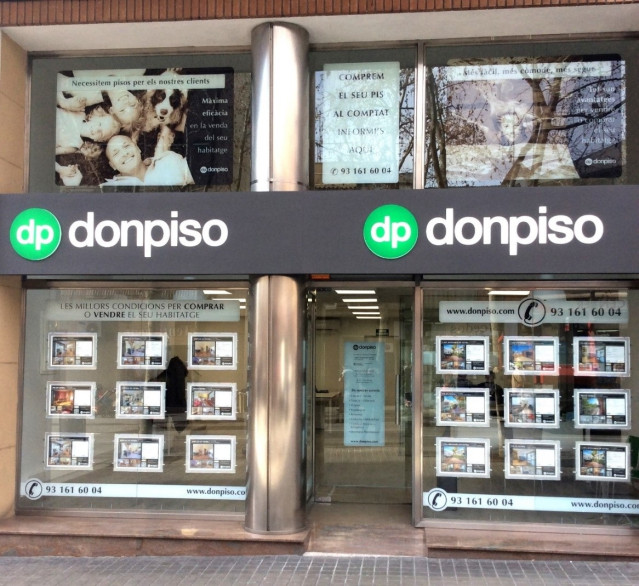Archivo - El precio de la vivienda en España caerá un 5% en 2024 y las compraventas un 10% según Donpiso.