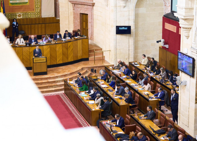 El presidente de la Junta, Juanma Moreno, interviene en el Debate sobre el estado de la Comunidad celebrado en el Parlamento andaluz en noviembre de 2023. (Foto de archivo).