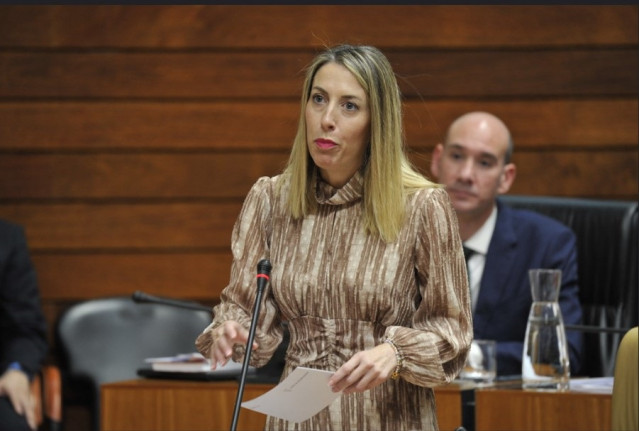 La presidenta de la Junta de Extremadura, María Guardiola, en el pleno de la asamblea