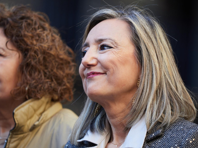 La alcaldesa de Pamplona, Cristina Ibarrola, durante una concentracíon contra la moción de censura, a 17 de diciembre de 2023, en Pamplona, Navarra (España).