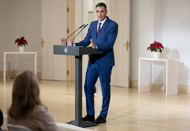 El presidente del Gobierno, Pedro Sánchez, comparece para explicar el decreto que prorroga el escudo social tras una rueda de prensa posterior a la reunión del Consejo de Ministros, en el Palacio de la Moncloa, a 27 de diciembre de 2023, en Madrid (España