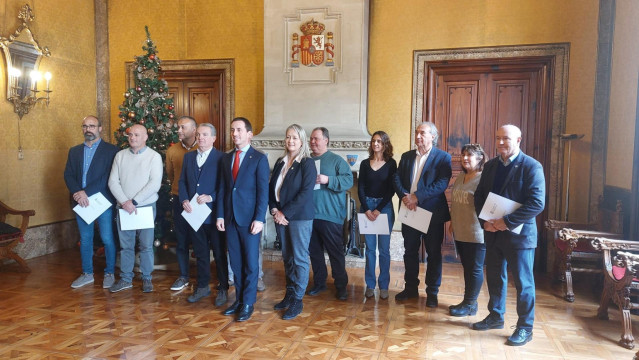 El presidente del Consell de Mallorca, Llorenç Galmés, junto con la consellera insular de Promoción Económica y Desarrollo Local, Pilar Amate, y los alcaldes de los 13 municipios afectados por la borrasca Juliette.