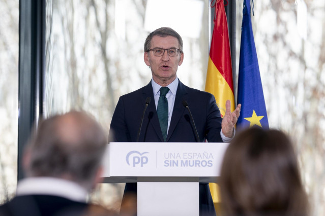 El presidente del Partido Popular, Alberto Núñez Feijóo, durante una rueda de prensa, en el Hotel VP, a 28 de diciembre de 2023, en Madrid (España). Feijóo ha hecho hoy balance del año 2023, analizando la situación de España con el nuevo Gobierno de coali