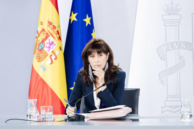 La ministra de Igualdad, Ana Redondo, ofrece una rueda de prensa posterior a la reunión del Consejo de Ministros, en el Palacio de La Moncloa, a 5 de diciembre de 2023, en Madrid (España).