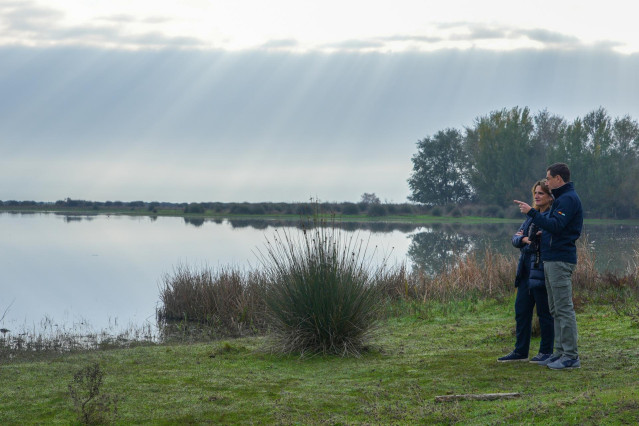 Archivo - El presidente de la Junta de Andalucía, Juanma Moreno, conversa con la ministra de Transición Ecológica y Reto Demográfico, Teresa Ribera, durante la visita al Parque Nacional de Doñana. A 27 de noviembre de 2023, en Almonte, Huelva (Foto de arc