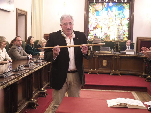 Joseba Asiron (EH Bildu), con la vara de mando tras su elección como alcalde de Pamplona al prosperar la moción de censura contra Cristina Ibarrola (UPN).