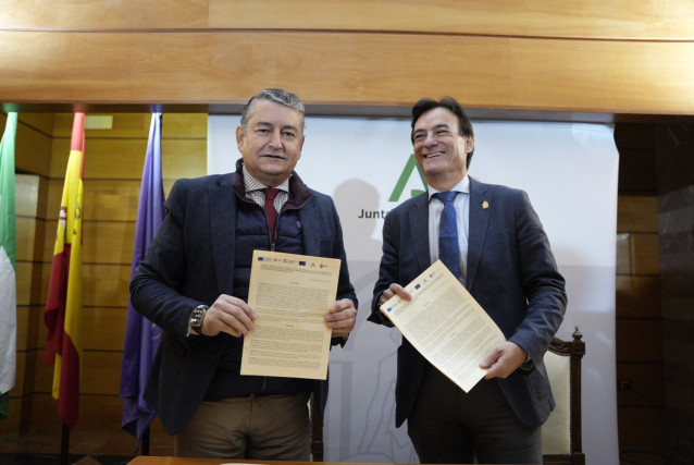 El consejero de la Presidencia, Antonio Sanz, y el alcalde de Jaén, José Agustín González, este jueves en la rúbrica de un convenio.