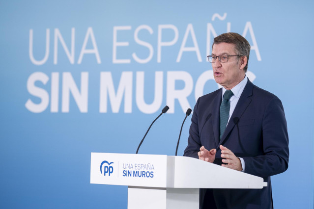 El presidente del Partido Popular, Alberto Núñez Feijóo, durante una rueda de prensa, en el Hotel VP, a 28 de diciembre de 2023, en Madrid (España). Feijóo ha hecho hoy balance del año 2023, analizando la situación de España con el nuevo Gobierno de coali