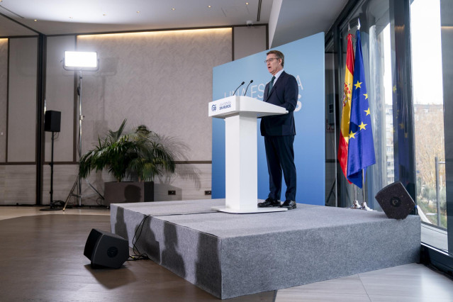 El presidente del Partido Popular, Alberto Núñez Feijóo, durante una rueda de prensa, en el Hotel VP, a 28 de diciembre de 2023, en Madrid (España). Feijóo ha hecho hoy balance del año 2023, analizando la situación de España con el nuevo Gobierno de coali