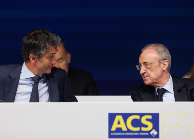 Archivo - El presidente del grupo ACS,  Florentino Pérez (d), conversa con el consejero delegado, Juan Santamaría (i), durante la Junta General de Accionistas del Grupo ACS,  a 5 de mayo de 2023