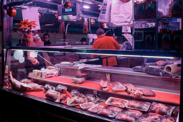 Una carnicería en el Mercado de la Cebada, en Madrid (España)