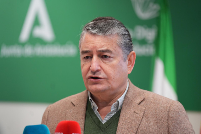 El consejero de la Presidencia, Interior, Diálogo Social y Simplificación Administrativa, Antonio Sanz, atiende a los medios de comunicación antes de asistir al Consejo Rector de la Agencia Digital de Andalucía. A 29 de diciembre de 2023, en Sevilla (Anda