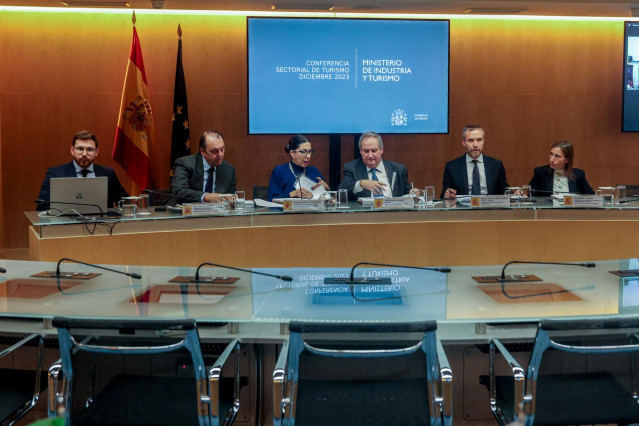 El ministro de Industria y Turismo, Jordi Hereu, y la secretaria de Estado de Turismo, Rosana Morillo, presiden la la Conferencia Sectorial de Turismo, en la sede del Ministerio, a 14 de diciembre de 2023, en Madrid (España).