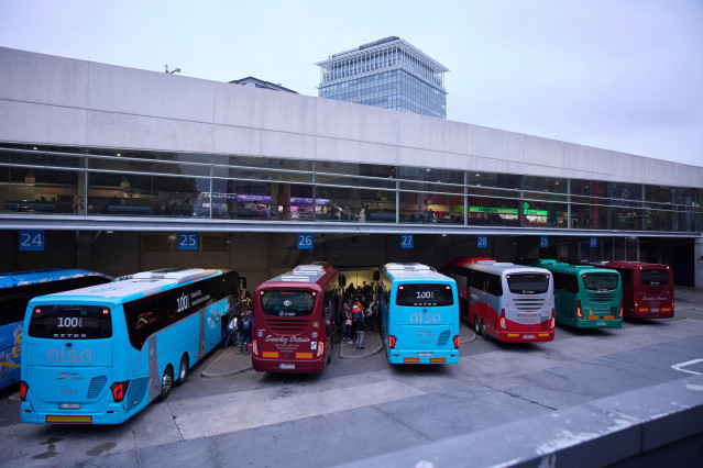 Varios buses en la estación de autobuses de Méndez Álvaro, a 10 de diciembre de 2023, en Madrid