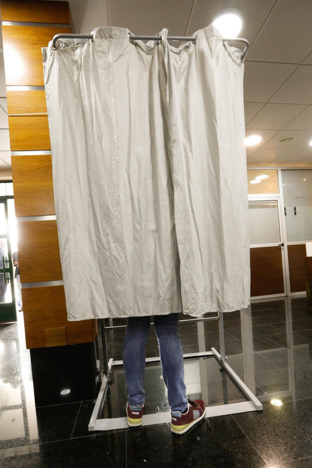 Archivo - Imagen de una persona votando.