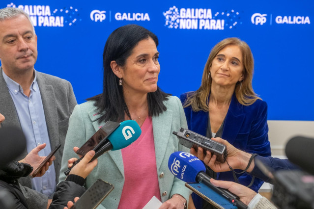 La secretaria general del PPdeG, Paula Prado, junto con Valentín García y Carmen Pomar, en declaraciones a los medios.