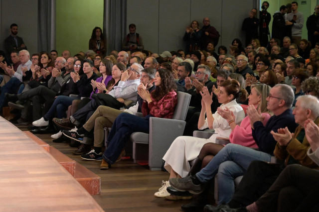 Asistentes a la presentación del proyecto de Sumar Galicia, en Palexco, a 16 de diciembre, en A Coruña, Galicia (España). Yolanda Díaz ha asistido hoy a A Coruña para presentar la comisión promotora de Sumar Galicia, en un acto en el que su formación pres