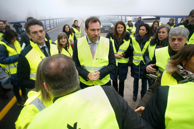 El ministro de Transportes y Movilidad Sostenible, Óscar Puente (c), visita las obras del Viaducto de O Castro en la autovía A-6, a 29 de diciembre de 2023, en Vega de Valcarce, León, Castilla y León (España).
