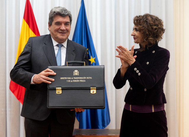 El ministro de Transformación Digital y Función Pública, José Luis Escrivá, y la vicepresidenta primera y ministra de Hacienda, María Jesús Montero, durante el acto de traspaso de la cartera de Función Pública al nuevo Ministerio para la Transformación Di